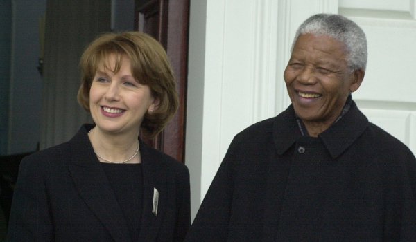 President Mary McAleese shakes hands with South African President Nelson Mandela at Aras an Uachtarain