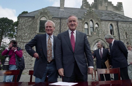 American actor and Hollywood film star Paul Newman with Taoiseach and Fianna Fail leader Albert Reynolds at Barretstown Castle in Kildare Ireland. Paul Newman signed a 99 year lease with the Irish government which costs one Irish punt(pound) per year. Barretstown is based on Newman's Hole in the Wall gang camp for sick children. Photo Eamonn Farrell/Photocall 