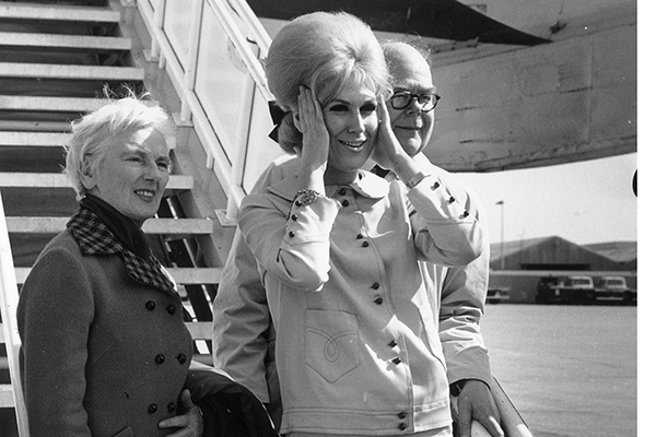 Dusty Springfield arriving in London with her mother and father (Photo by Evening Standard/Getty Images)