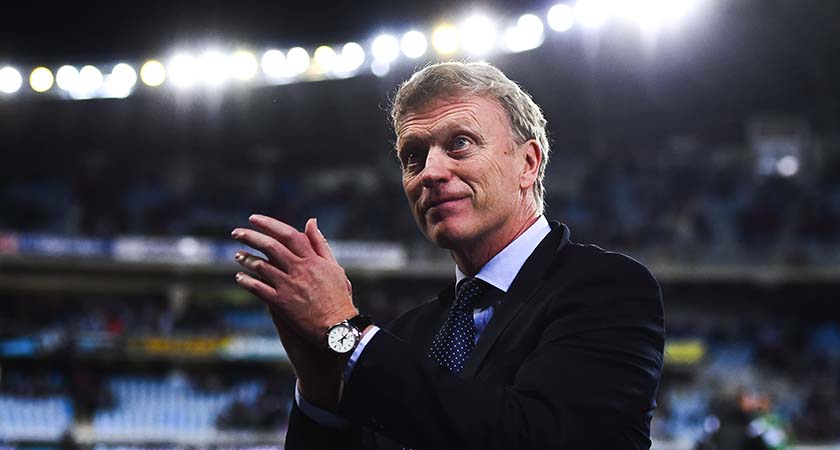 SAN SEBASTIAN, SPAIN - NOVEMBER 28: Head coach David Moyes of Real Sociedad acknowledges the crowd at the end of the La Liga match between Real Socided and Elche FC at Estadio Anoeta on November 28, 2014 in San Sebastian, Spain. (Photo by David Ramos/Getty Images)