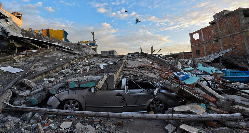 TOPSHOT - Picture showing the destruction in Manta, Ecuador, on April 17, 2016 a day after a powerful 7.8-magnitude quake hit the country. The toll from the big earthquake in Ecuador rose on Sunday to 246 dead and 2,527 people injured, the country's vice president said. / AFP / LUIS ACOSTA (Photo credit should read LUIS ACOSTA/AFP/Getty Images)