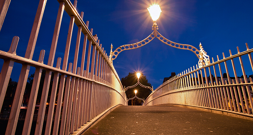 The Ha'penny Bridge at night