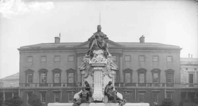 Statue of Queen Victoria outside Leinster House 1908.