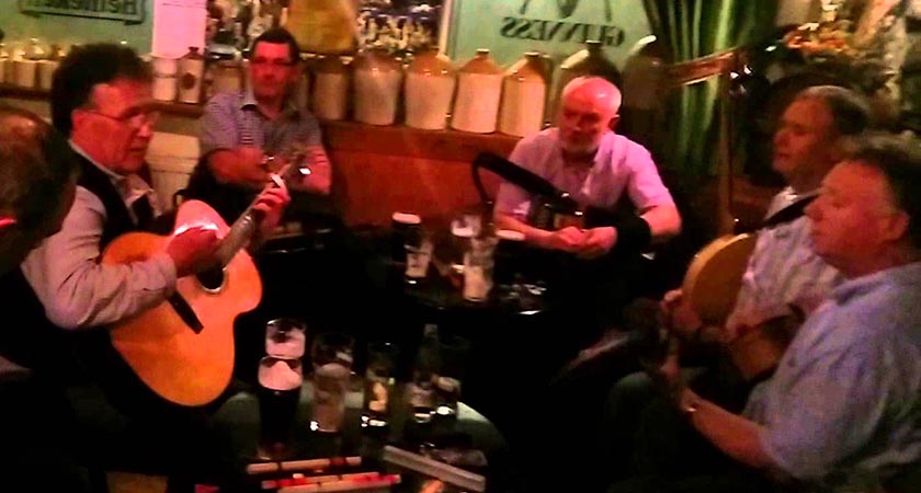 A traditional music session in Finn's (Picture: public domain)