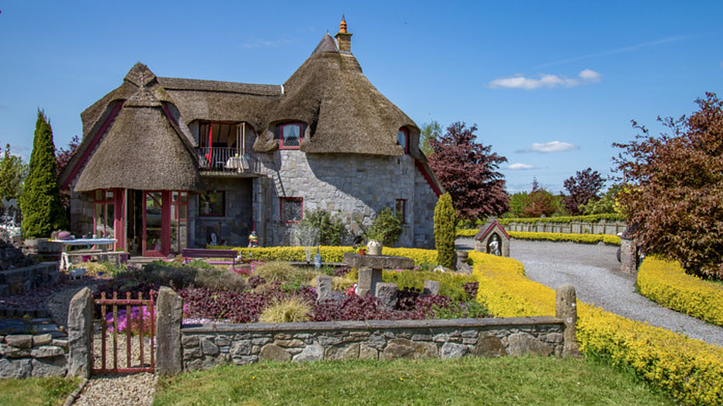 It's like something out of a fairytale! Idyllic thatched cottage up for